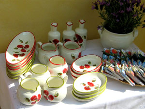 Small gifts (poppies and poppies with green rim) and business cards