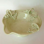 Versatoio with grapes (VSUV) - Bianco Antico (BNC001)